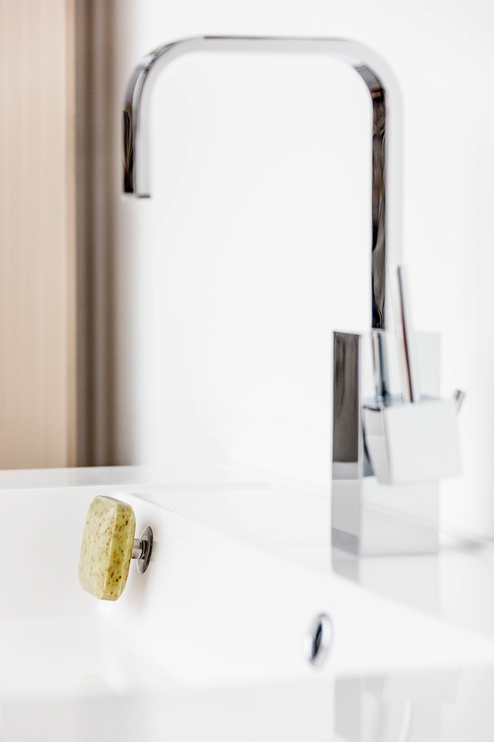 Magnetic Floating Soap Holder – Self-Draining Soap Dish for Shower & Sink